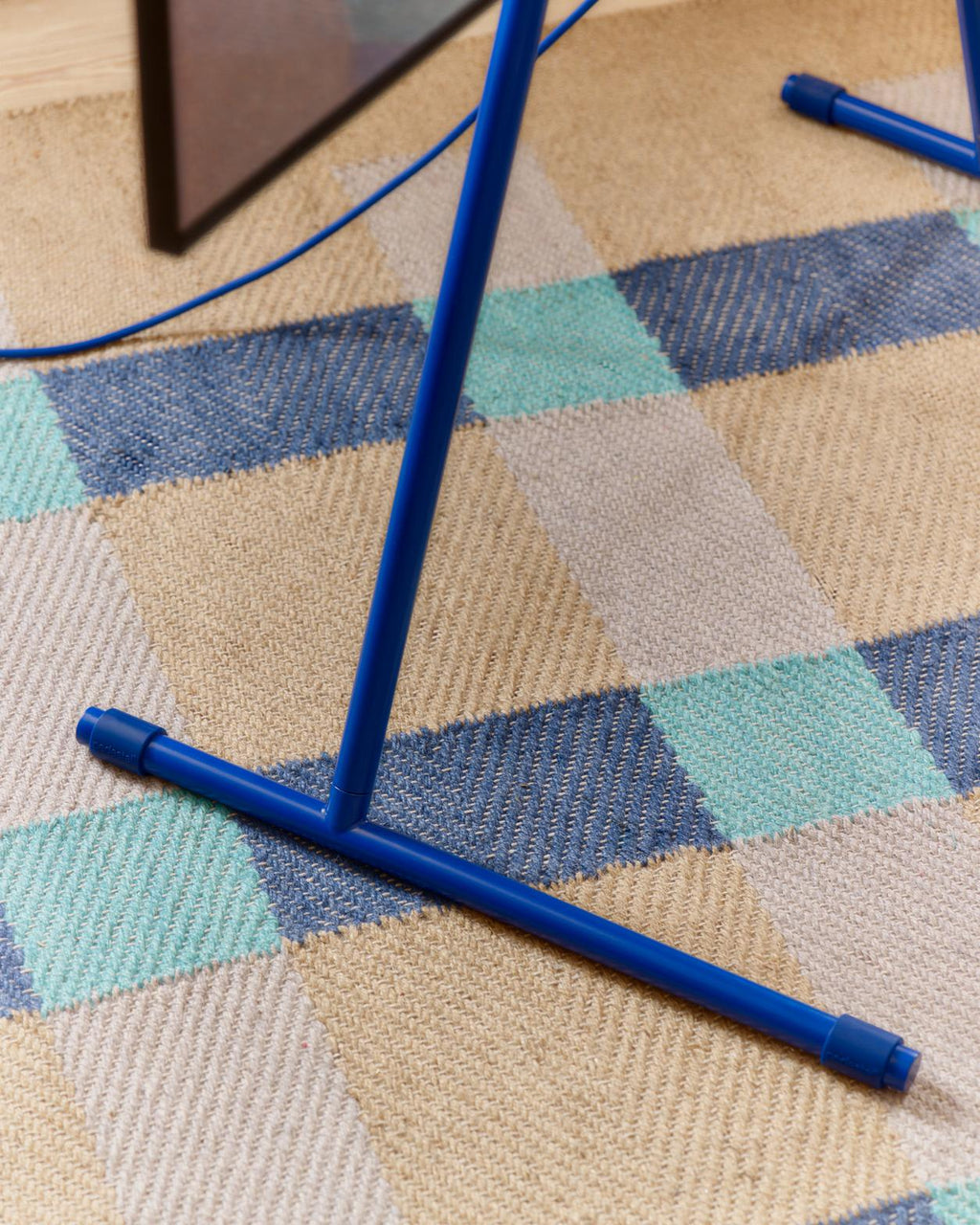 Pedestal Viva TV Stands 006 Ultra Marine